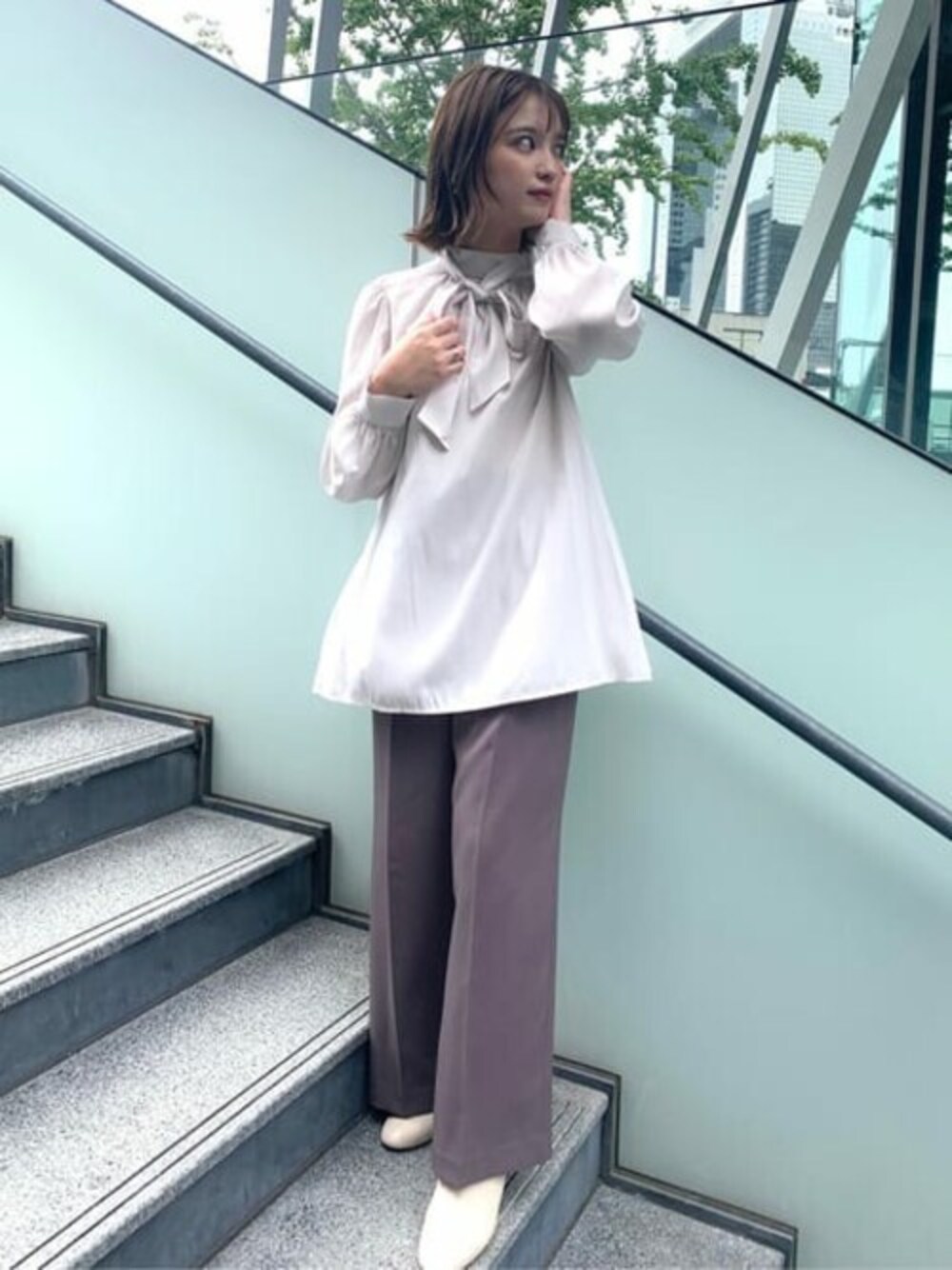 パープル系のその他パンツ、ホワイト系のシャツ/ブラウスを着用したレディースの秋コーディネートの1枚目の写真