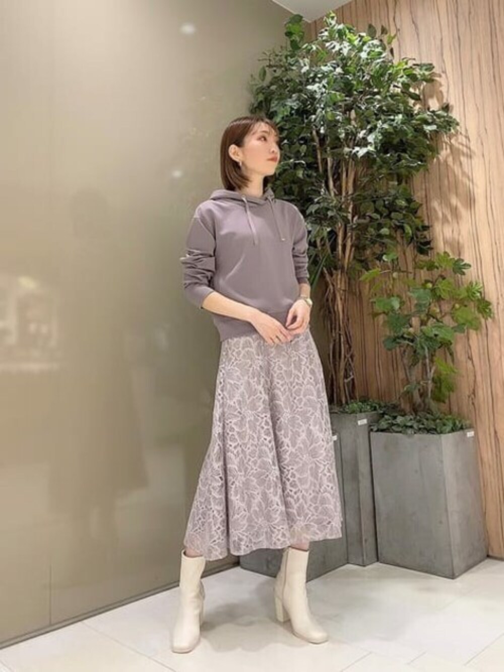 パープル系のTシャツ/カットソー、グレー系のスカートを着用したレディースの秋コーディネートの1枚目の写真