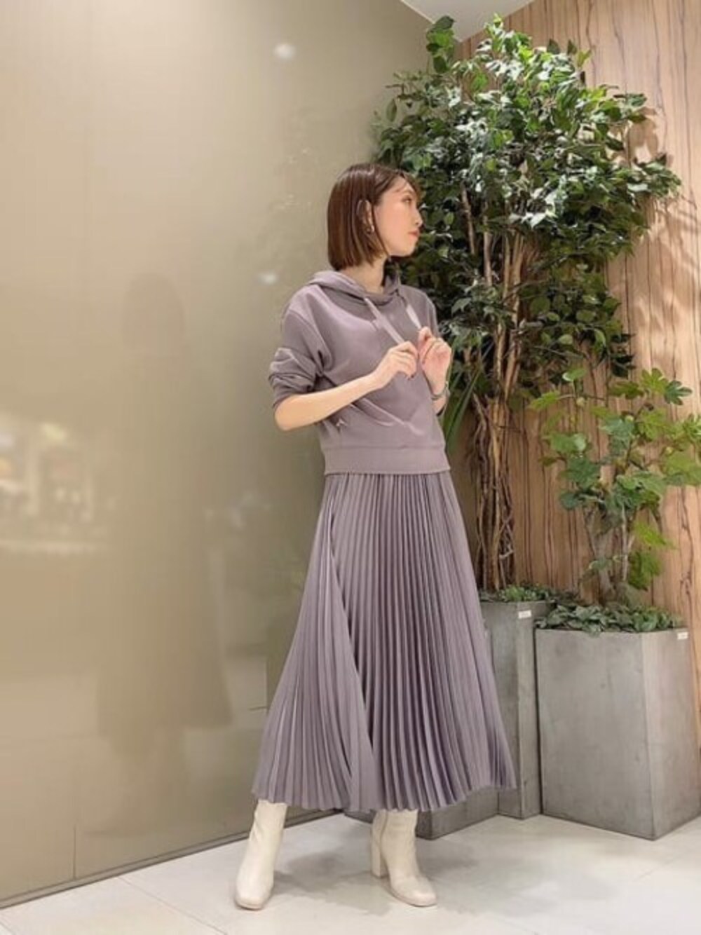 パープル系のTシャツ/カットソー、ブルー系のスカートを着用したレディースの秋コーディネートの1枚目の写真