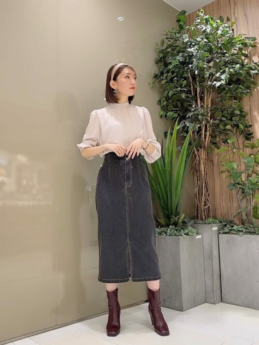 グレー系のシャツ/ブラウス、グレー系のスカートを着用したレディースの秋コーディネートの1枚目の写真