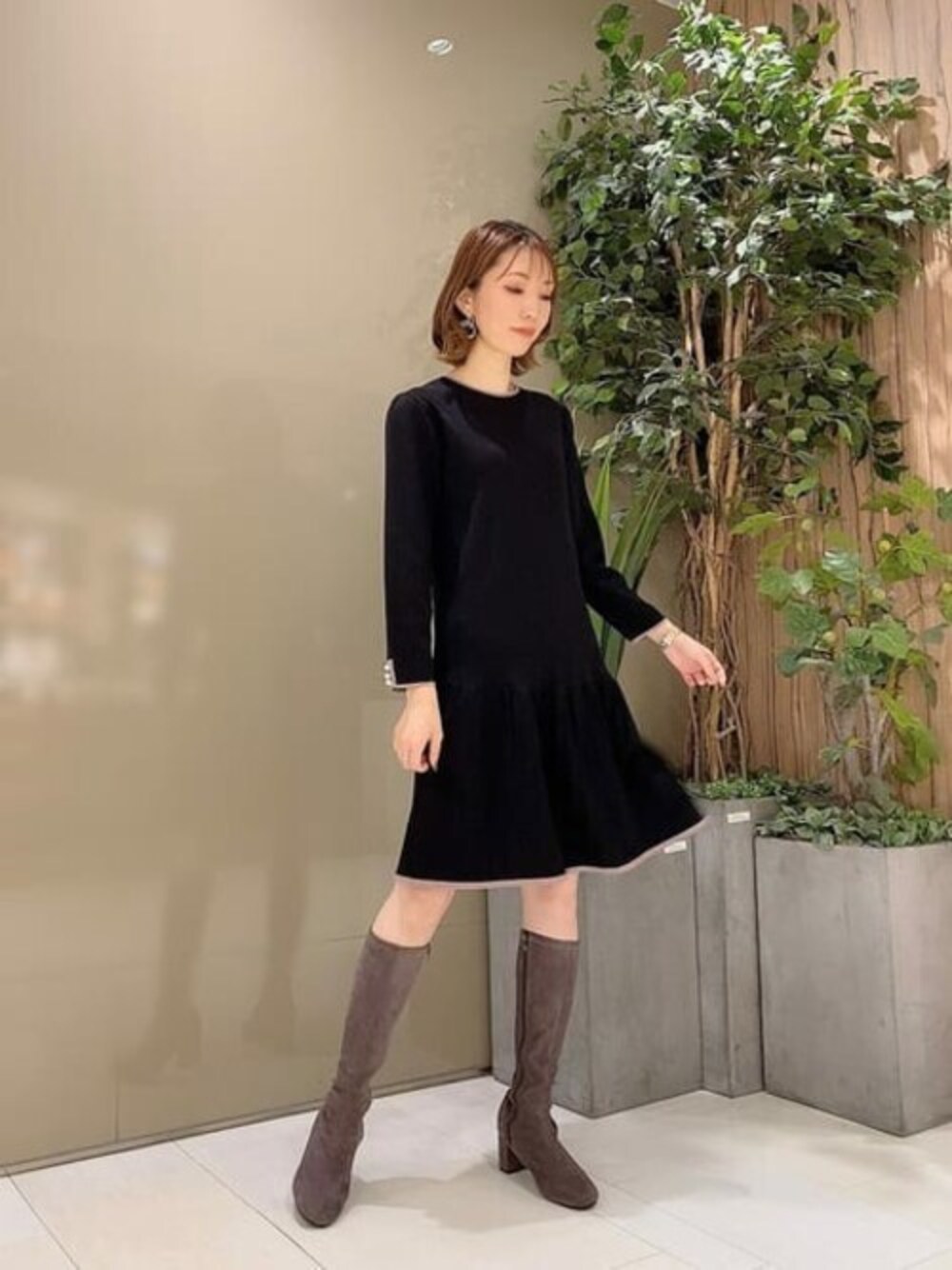 ブラック系のワンピースを着用したレディースの秋コーディネートの1枚目の写真
