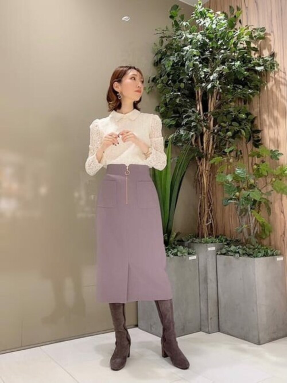 ホワイト系のシャツ/ブラウス、パープル系のスカートを着用したレディースの秋コーディネートの1枚目の写真