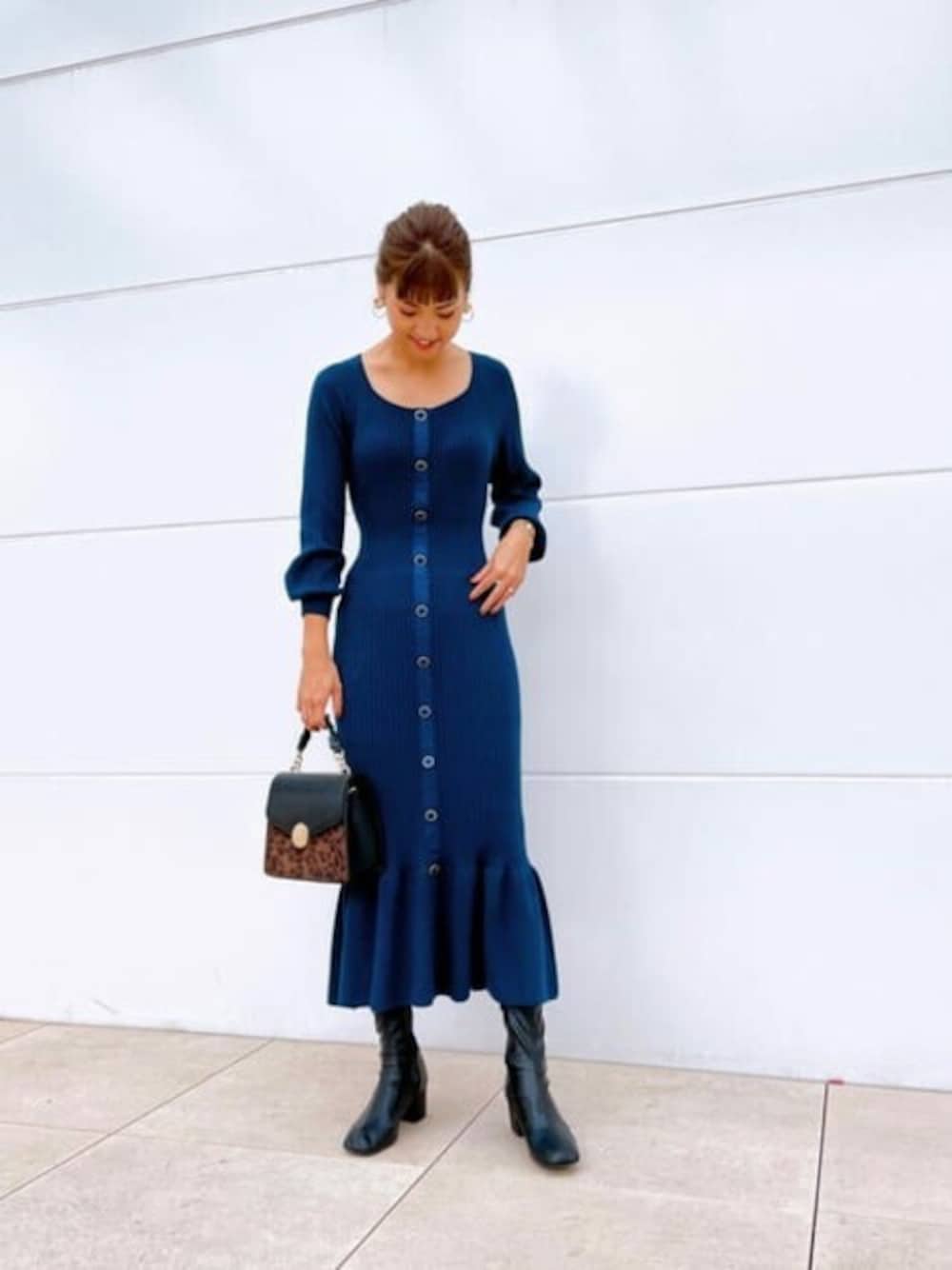 グリーン系のワンピースを着用したレディースの秋コーディネートの1枚目の写真