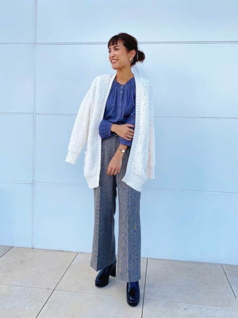 ブラウン系のその他パンツ、グレー系のシャツ/ブラウス、ホワイト系のニット/セーターを着用したレディースの秋コーディネートの1枚目の写真