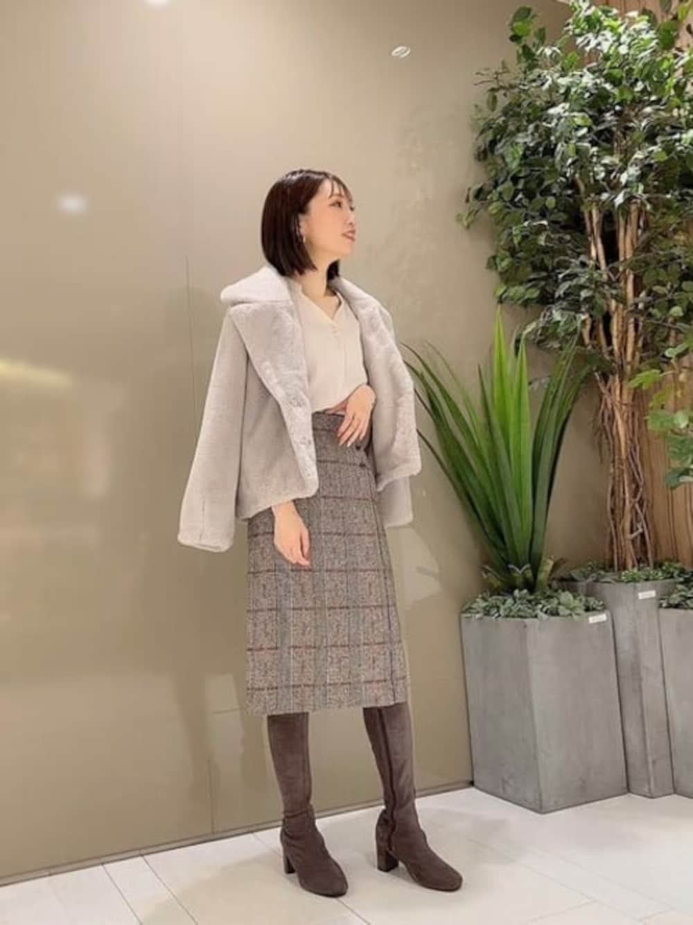 ホワイト系のシャツ/ブラウス、ブラウン系のスカート、グレー系のブルゾンを着用したレディースの秋コーディネートの1枚目の写真