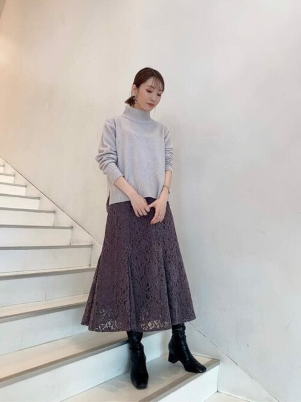 ピンク系のニット/セーター、グレー系のスカートを着用したレディースの秋コーディネートの1枚目の写真