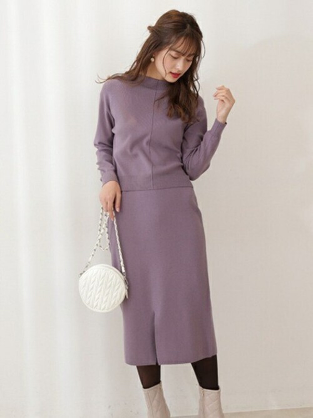 パープル系のワンピースを着用したレディースの秋コーディネートの1枚目の写真