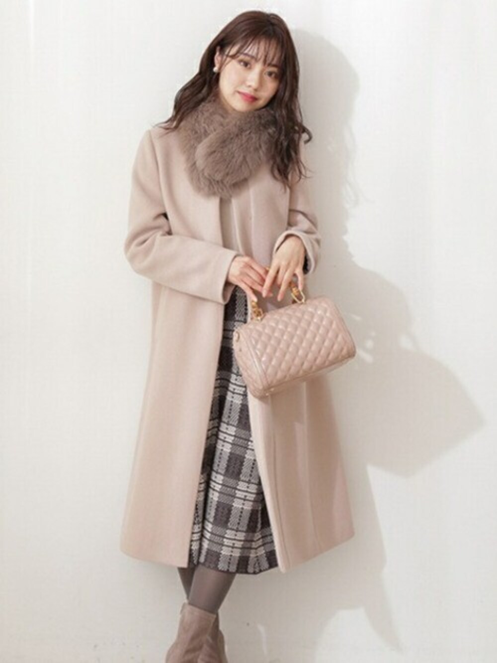ホワイト系のワンピース、ベージュ系のノーカラーコートを着用したレディースの秋コーディネートの1枚目の写真