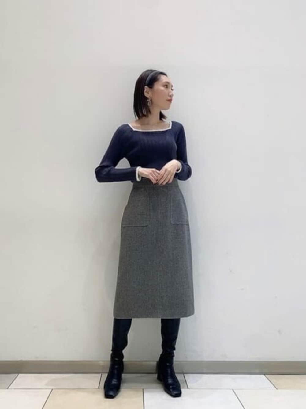 グレー系のニット/セーターを着用したレディースの冬コーディネートの1枚目の写真