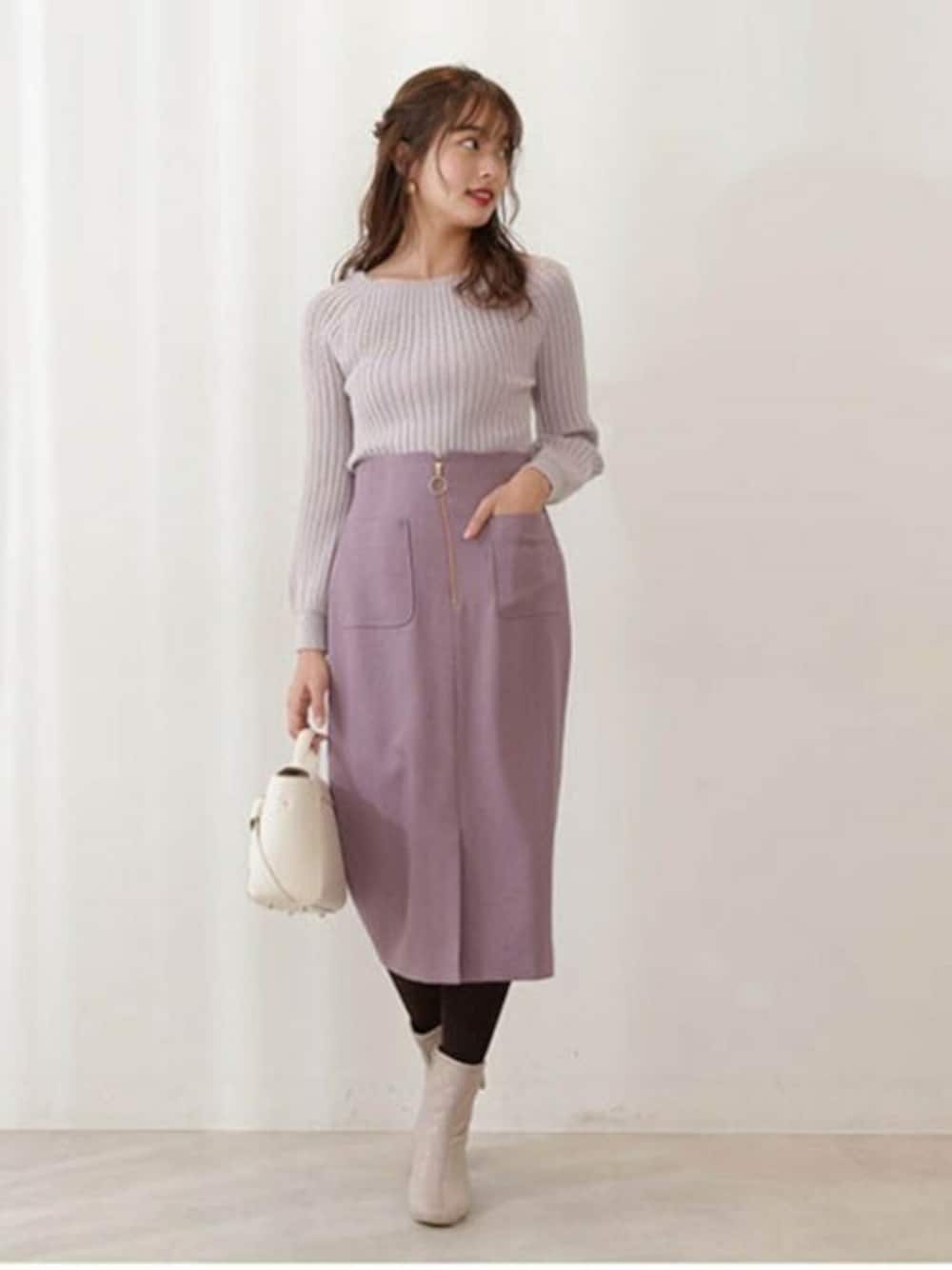 パープル系のスカート、グレー系のニット/セーターを着用したレディースの冬コーディネートの1枚目の写真