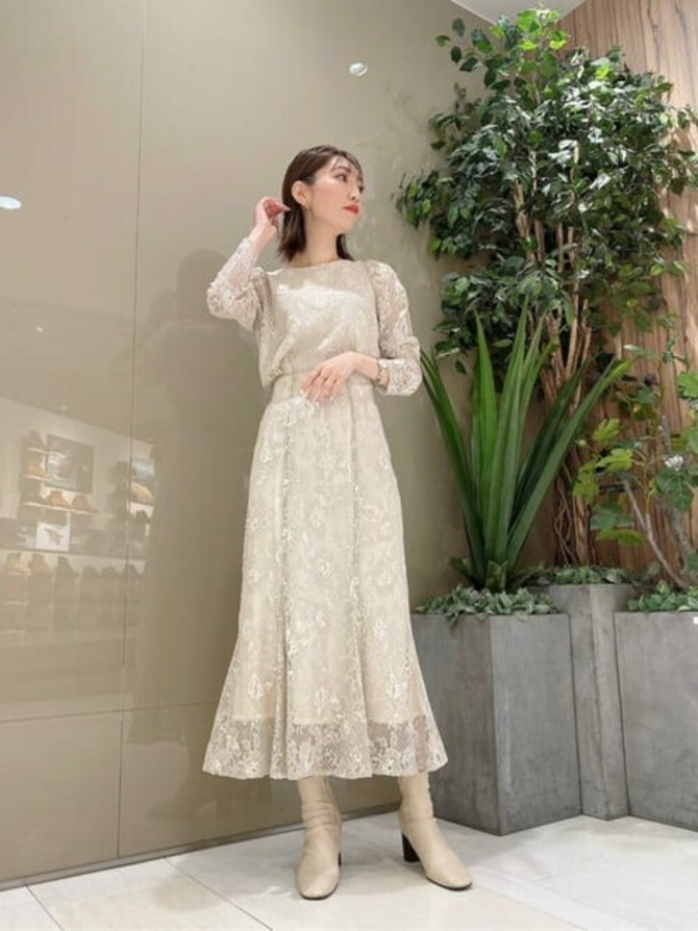 グリーン系のシャツ/ブラウス、グリーン系のスカートを着用したレディースの冬コーディネートの1枚目の写真