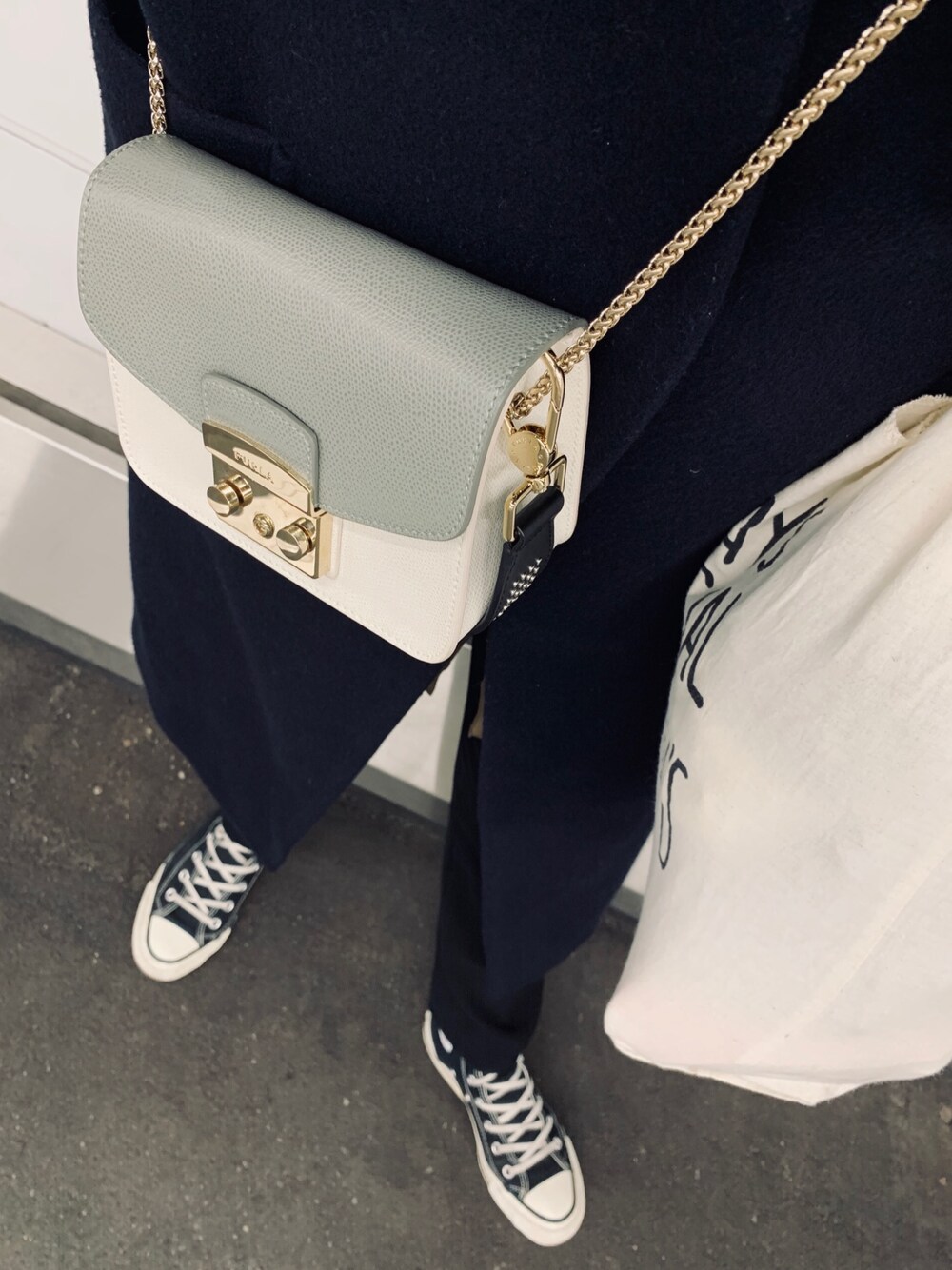 「大人カジュアル、おしゃれさんと繋がりたい、シンプル、冬コーデ、スニーカーコーデ、furla、メトロポリス」｜「FURLAのアイテム（ショルダーバッグ、ホワイト系）」を使った、megoooonさん（レディース・167cm）の冬コーディネートの1枚目の写真