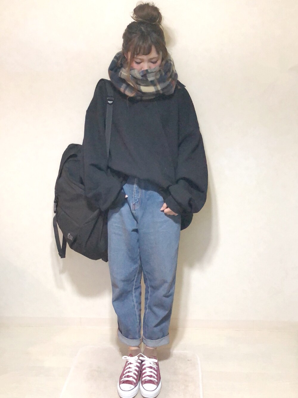 「休日スタイル、スウェット、ストール、チェック、チェックストール、GU、ビッグシルエット、リュック、スニーカー、ゆるコーデ」｜「unrelaxingのオーバーサイズプルオーバースウェット（スウェット、ブラック系）」を使った、kotori ¨̮さん（レディース・157cm）の冬コーディネートの1枚目の写真