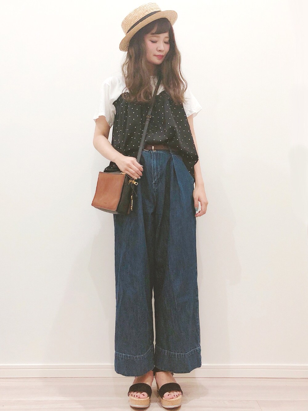 「夏、ドット、ワイドパンツ、麦わら帽子、サンダル、厚底サンダル、Tシャツ×デニム、ワイドデニム、ゆるコーデ、ショルダーバッグ」｜「natural coutureのビスチェドッキングTシャツ（Tシャツ/カットソー、その他）」を使った、kotori ¨̮さん（レディース・157cm）の夏コーディネートの1枚目の写真