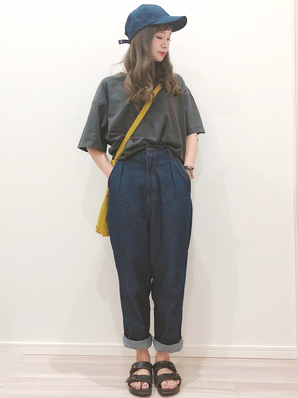 「ゆるコーデ、キャップ、ゆるパンツ、ショルダーバッグ、ビルケンシュトック、ビッグシルエット、スポーツサンダル、ボーイッシュ、ラクチンコーデ」｜「Leeの【別注】Lee LOGO BIG T（Tシャツ/カットソー、ブラック系）」を使った、kotori ¨̮さん（レディース・157cm）の夏コーディネートの1枚目の写真