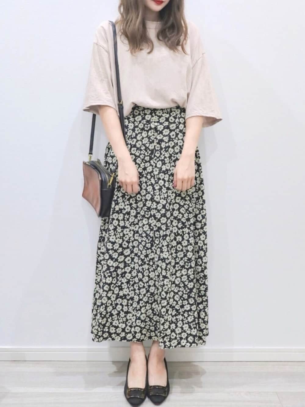 「秋コーデ、きれいめカジュアル、オトナカジュアル、花柄、花柄スカート、ビッグシルエット、オーバーサイズ、カジュアルコーデ、パンプス、秋服」｜「PAGEBOYの【WEB限定】BIGｼﾙｴｯﾄTｼｬﾂ（Tシャツ/カットソー、ベージュ系）」を使った、kotori ¨̮さん（レディース・157cm）の秋コーディネートの1枚目の写真