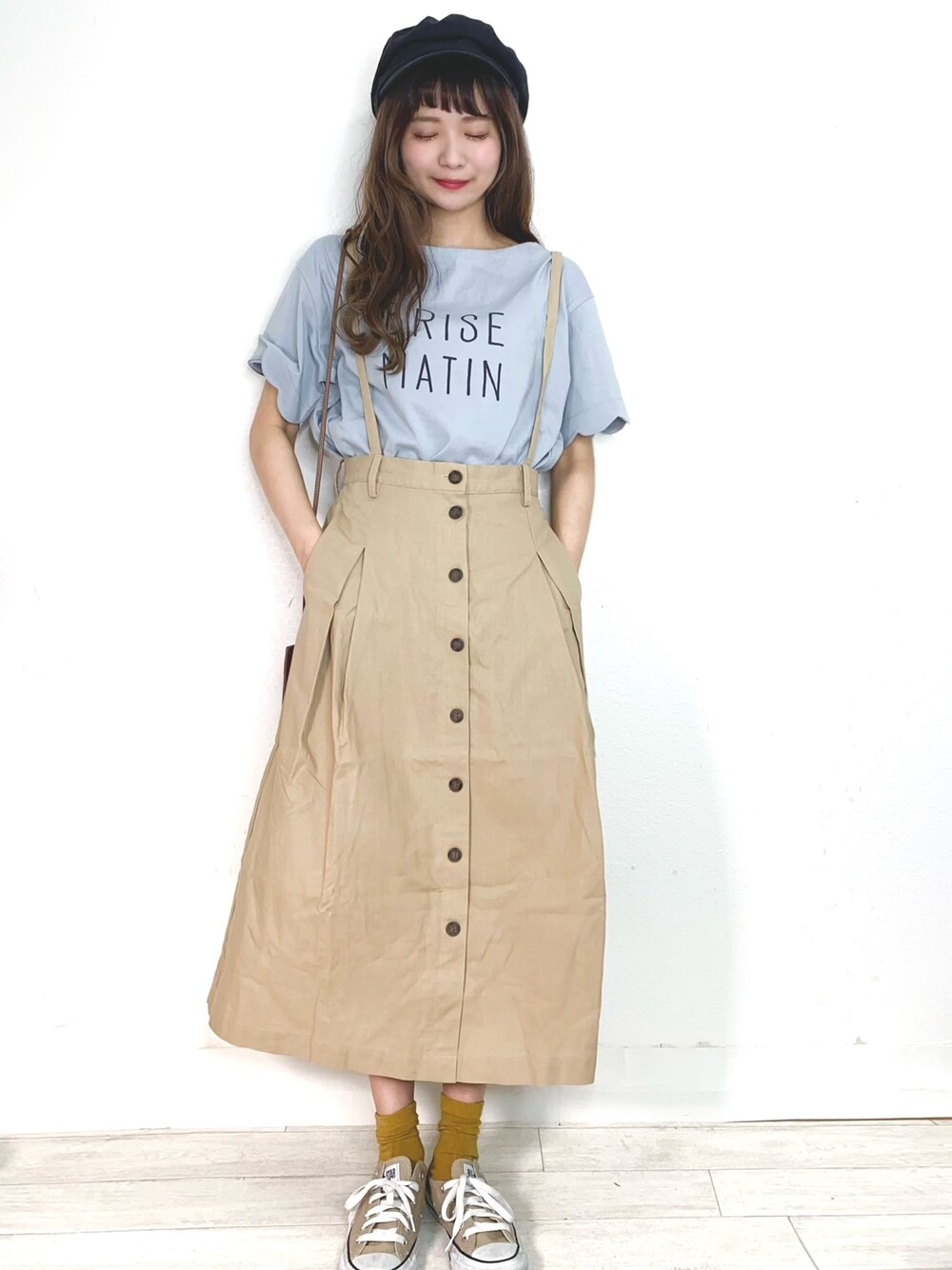 「大人コーデ、春コーデ、夏コーデ、ロゴT、キャスケット、Tシャツ、ロングスカート、コンバース、プチプラ、くすみカラー」｜「MERLOTのスカラップスリーブプリントTee（Tシャツ/カットソー、ブルー系）」を使った、kotori ¨̮さん（レディース・157cm）の春コーディネートの1枚目の写真