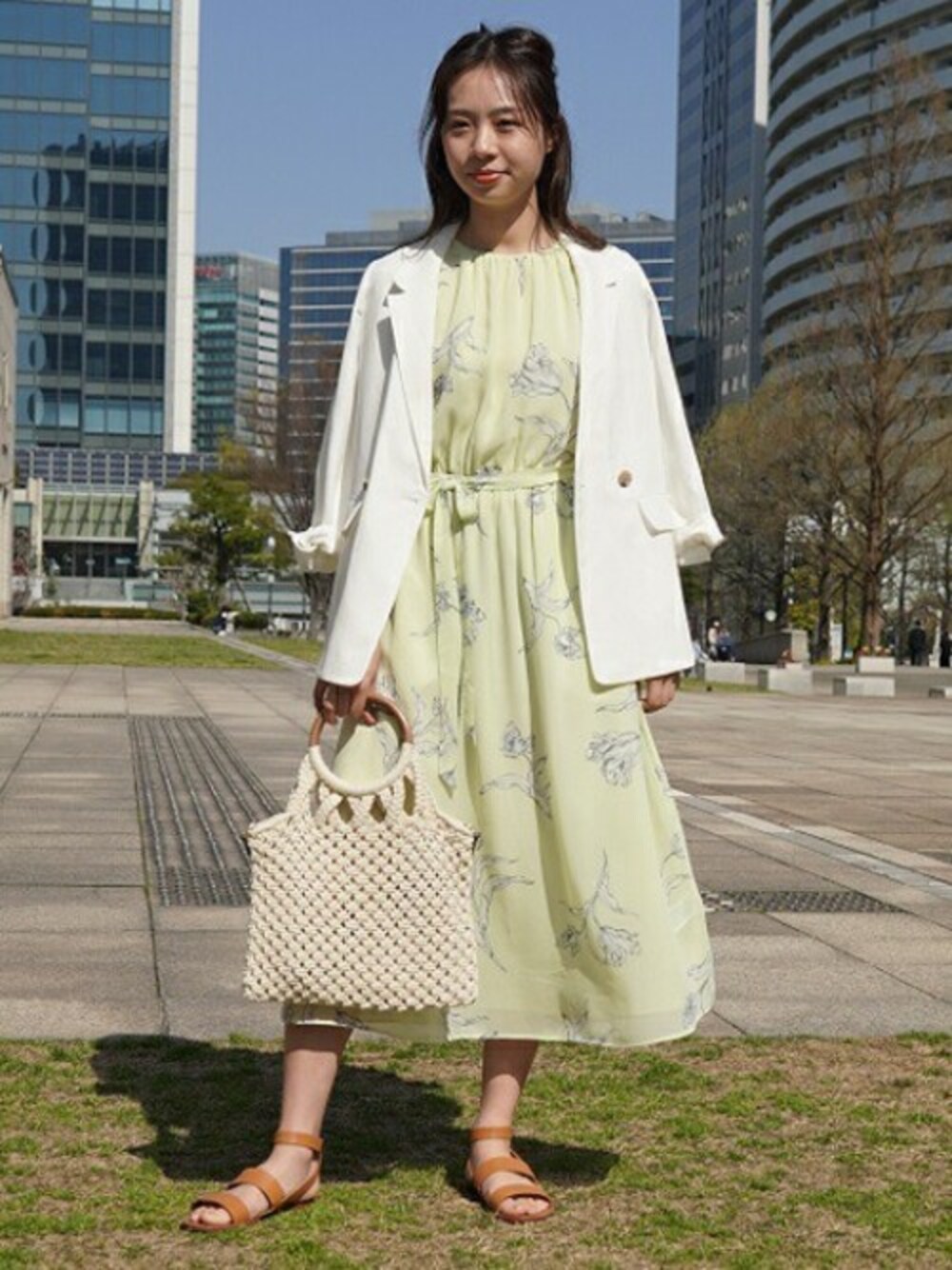 「ジャケット、ワンピース、リネン、スプリング、BANANA REPUBLIC、バナリパ、サマー、バナナリパブリック、華やか」｜「Banana Republicのキャップスリーブ ミディワンピース（ワンピース、グリーン系）」を使った、BANANAREPUBLICさん（レディース・165cm）の春コーディネートの1枚目の写真