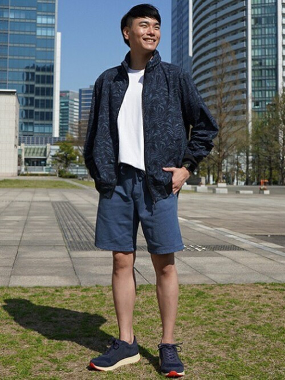 「ネイビー、ワンマイルウェア、ショーツ、ボタニカル、BANANA REPUBLIC、バナリパ、バナナリパブリック」｜「Banana RepublicのLuxury-Touch パフォーマンスtシャツ（Tシャツ/カットソー、ホワイト系）」を使った、BANANAREPUBLICさん（メンズ・173cm）の春コーディネートの1枚目の写真