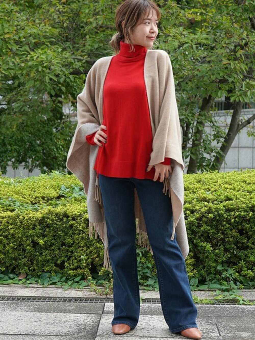 「レッド、赤、ワンマイルウェア、ポンチョ、BANANA REPUBLIC、バナリパ、ワンマイル、バナナリパブリック、フレアデニム、カラーセーター」｜「Banana Republicのリラックス ウォッシャブル メリノ タートルネックセーター (レスポンシブル・ウール)（ニット/セーター、レッド系）」を使った、BANANAREPUBLICさん（レディース・155cm）の秋コーディネートの1枚目の写真