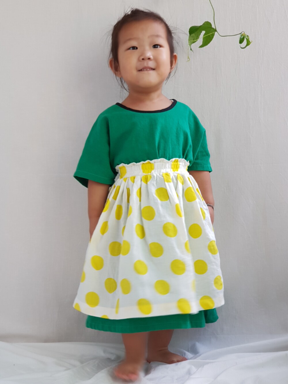 「handmade、girl、linen、dress、skirt、SET、kids look」｜「Handmadeのアイテム（ワンピース、グリーン系）」を使った、marry&jane boutiqueさん（キッズ・100cm）の夏コーディネートの1枚目の写真