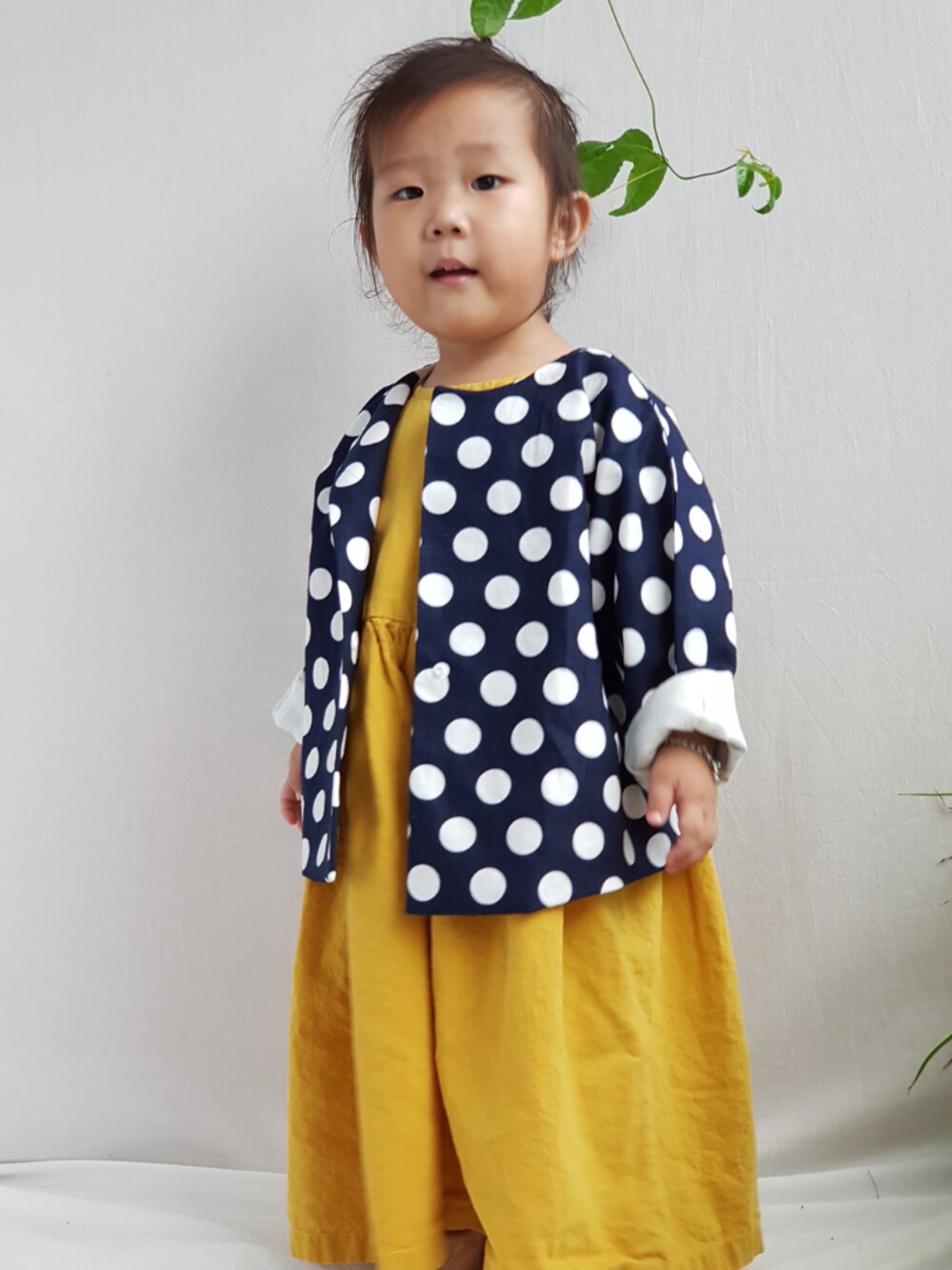 「jacket 、navy、dot、girl、autumn look、autumn style、autumn」｜「Handmadeのアイテム（ジャケット/アウター、ブルー系）」を使った、marry&jane boutiqueさん（キッズ・100cm）の夏コーディネートの1枚目の写真
