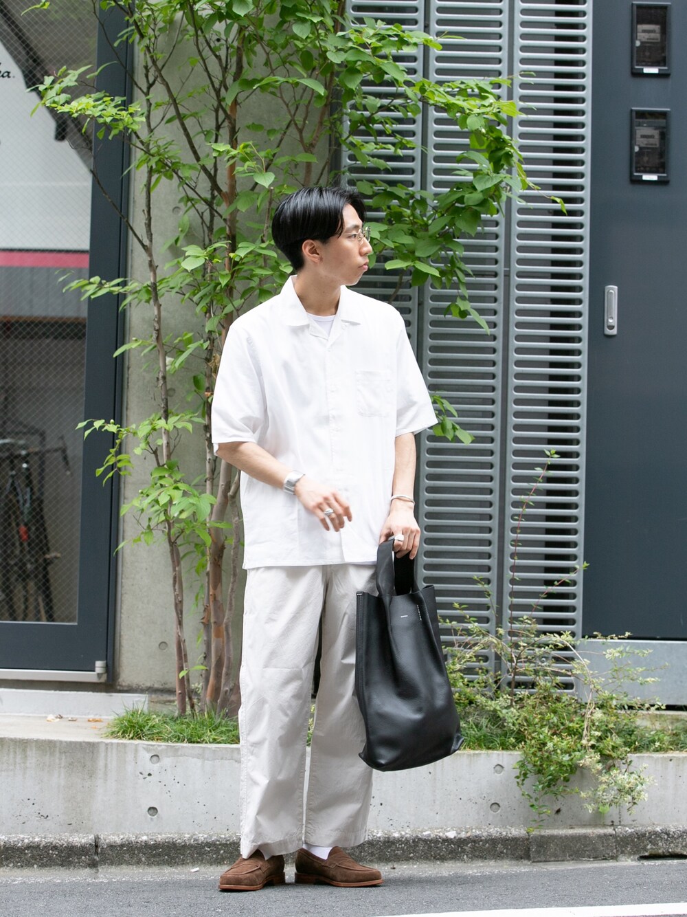 ホワイト系のシャツ/ブラウス、ホワイト系のその他パンツ、ブラウン系のシューズを着用したメンズの夏コーディネートの1枚目の写真