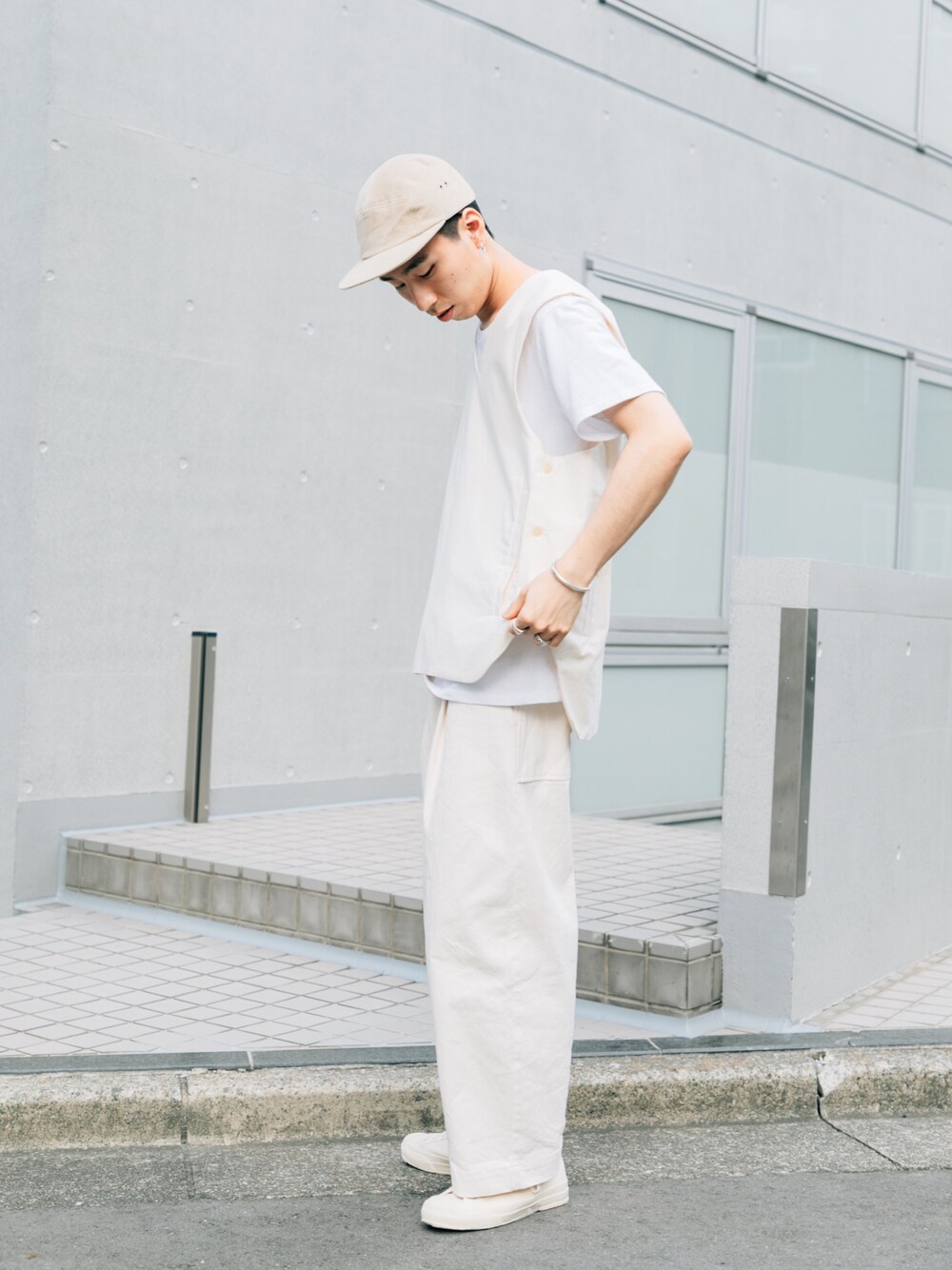 ホワイト系のトップス、ホワイト系のTシャツ/カットソー、ホワイト系のパンツを着用したメンズの夏コーディネートの1枚目の写真