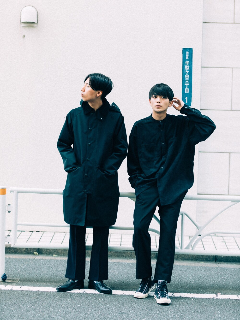 ブラック系のその他アウター、ブルー系のパンツ、ブラック系のローファーを着用したメンズの秋コーディネートの1枚目の写真