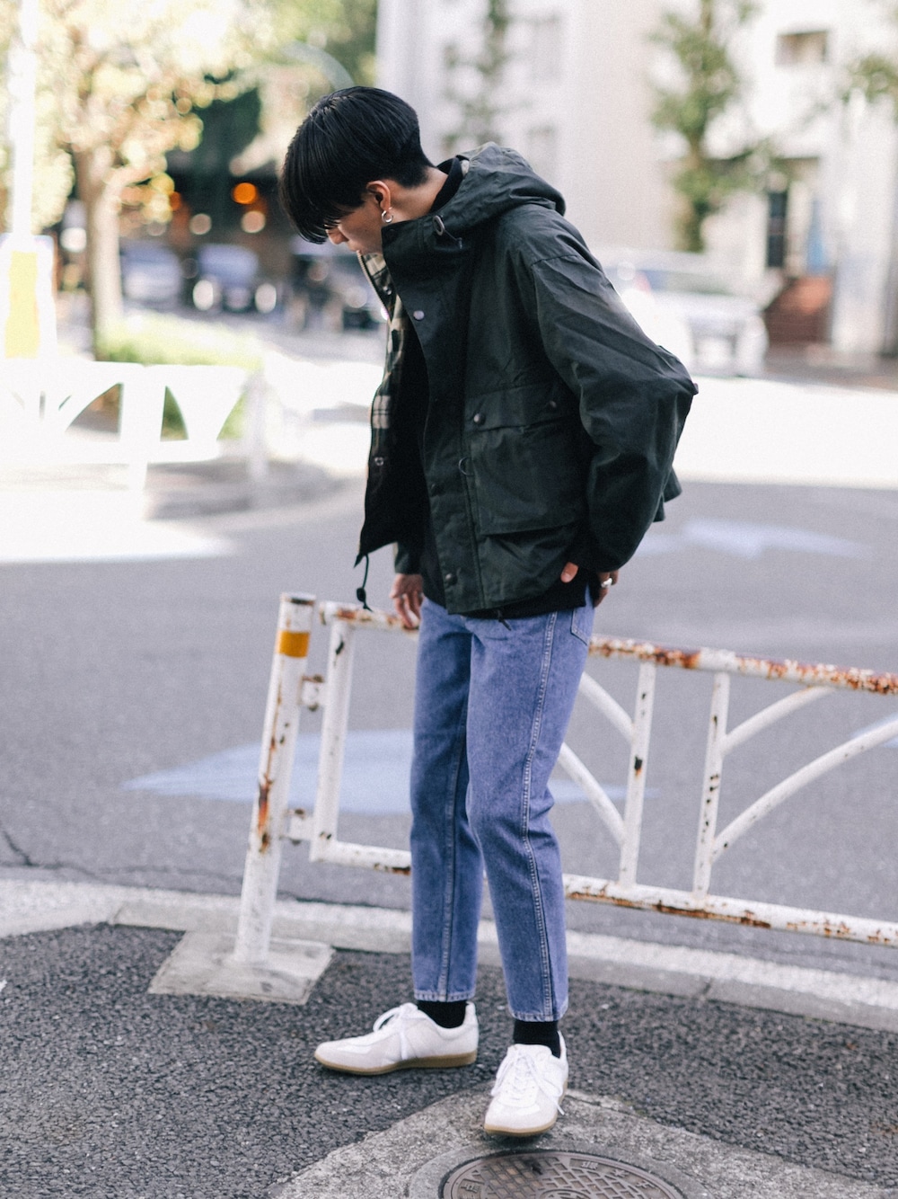 グリーン系のその他アウター、ブルー系のデニムパンツ、ホワイト系のスニーカーを着用したメンズの秋コーディネートの1枚目の写真