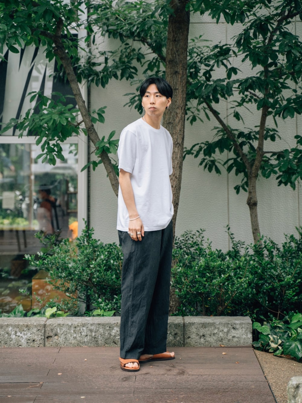 「ビッグシルエット、キレイめ、Tシャツ、ビッグT、サンダル、夏コーデ、白Tシャツ、バトナー、リネン、リネンパンツ」｜「BATONERの【BATONER】PACK T-SHIRT/パックTシャツ/BN-20SM-038（Tシャツ/カットソー、ホワイト系）」を使った、kanayamataiseiさん（メンズ・177cm）の春コーディネートの1枚目の写真