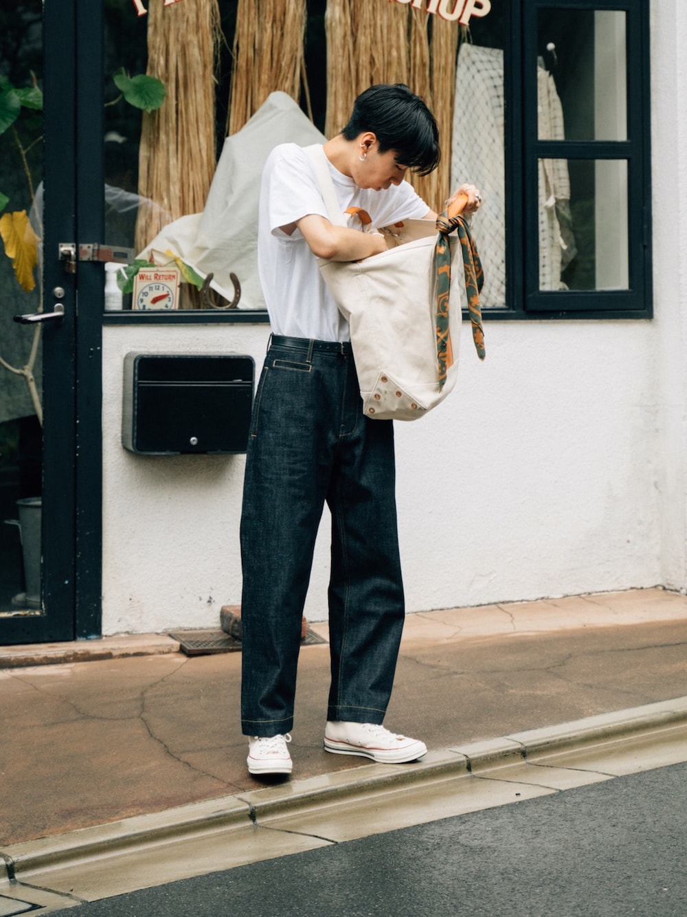 「リラックススタイル、シンプルコーデ、カジュアル、デニム、タックイン、白Tシャツ、半袖シャツ、カバン、エンダースキーマ、テーパードパンツ」｜「HANESの【別注】 ＜Hanes（ヘインズ）＞ BEEFY-T/ビーフィー Tシャツ ◇ （Tシャツ/カットソー、ホワイト系）」を使った、kanayamataiseiさん（メンズ・177cm）の夏コーディネートの1枚目の写真