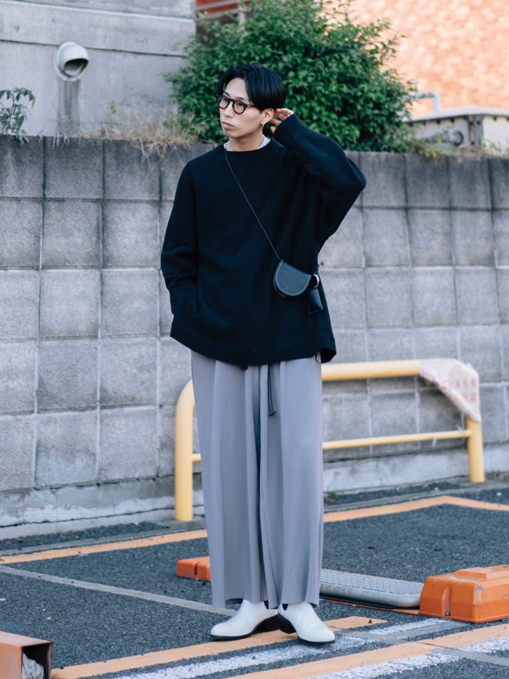 「秋服、シンプルコーデ、スウェット、カジュアルコーデ、ブーツ、オーバーサイズ、リラックススタイル、プリーツ、グレー、白」｜「ITTIのアイテム（バッグ、ブルー系）」を使った、kanayamataiseiさん（メンズ・177cm）の秋コーディネートの1枚目の写真