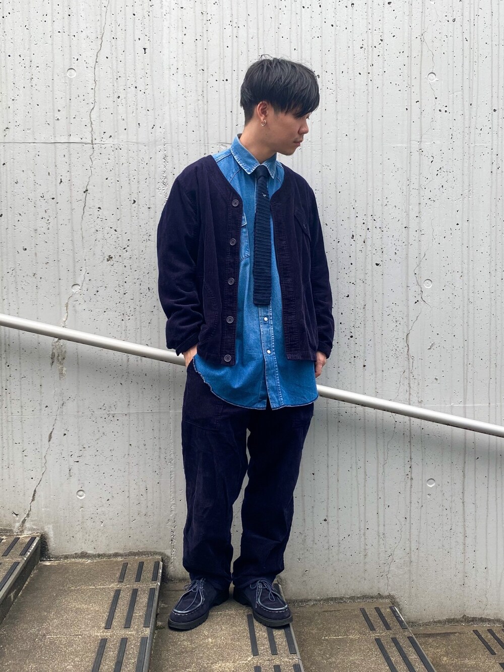 「シンプルコーデ、オーバーサイズ、お洒落さんとつながりたい、カジュアル、きれいめカジュアル、スラックス、ゆるコーデ、ootd、大人コーデ、ラクチンコーデ」｜「古着のアイテム（シャツ/ブラウス、ブルー系）」を使った、agejagaさん（メンズ・168cm）の春コーディネートの1枚目の写真