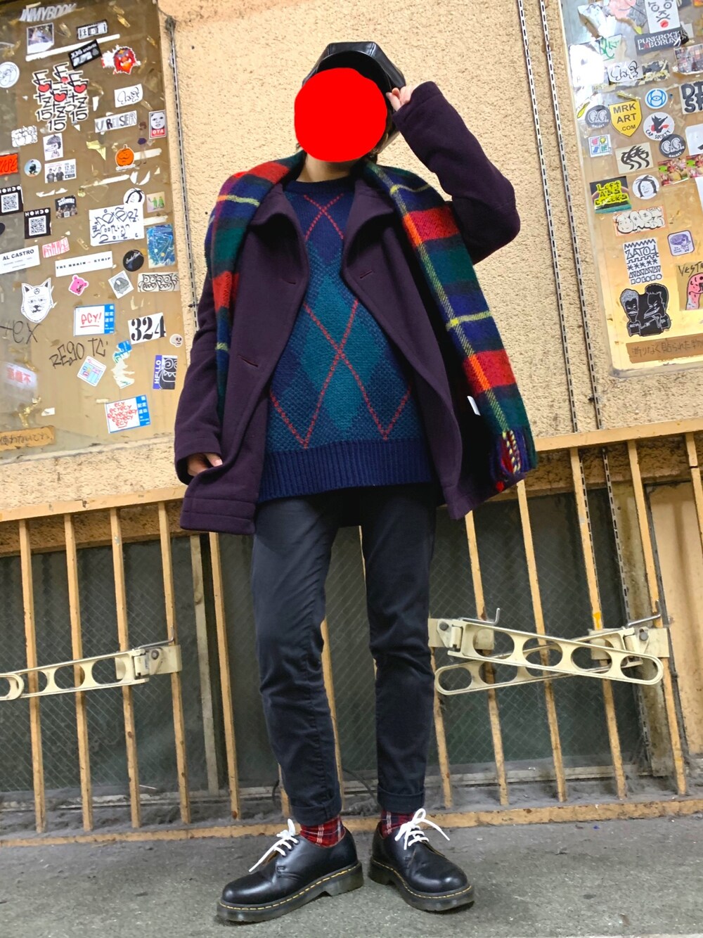「カジュアル、JITTERIN'JINN、Dr.Martens、GU、プチプラコーデ、ロックテイスト」｜「GUのアイテム（ニット/セーター、ブルー系）」を使った、やんぬさん（レディース・156cm）の冬コーディネートの1枚目の写真
