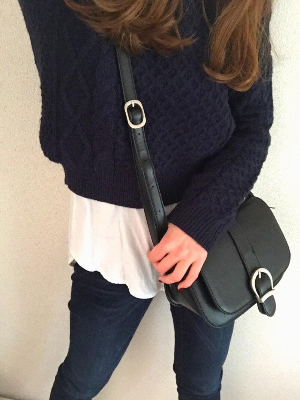 「秋のコーデ、オトナカジュアル、きれいめカジュアル、シンプル、カジュアルコーデ、レトロ、ニット」｜「MOUSSYのShoulder Bag（ショルダーバッグ、ブラック系）」を使った、詩音齋藤さん（レディース・149cm）の秋コーディネートの1枚目の写真