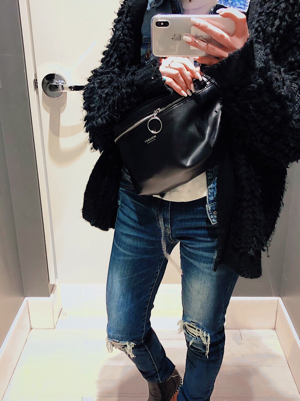 「AZUL by moussyのアイテム（デニムパンツ、ブルー系）」を使った、詩音齋藤さん（レディース・149cm）の春コーディネートの1枚目の写真