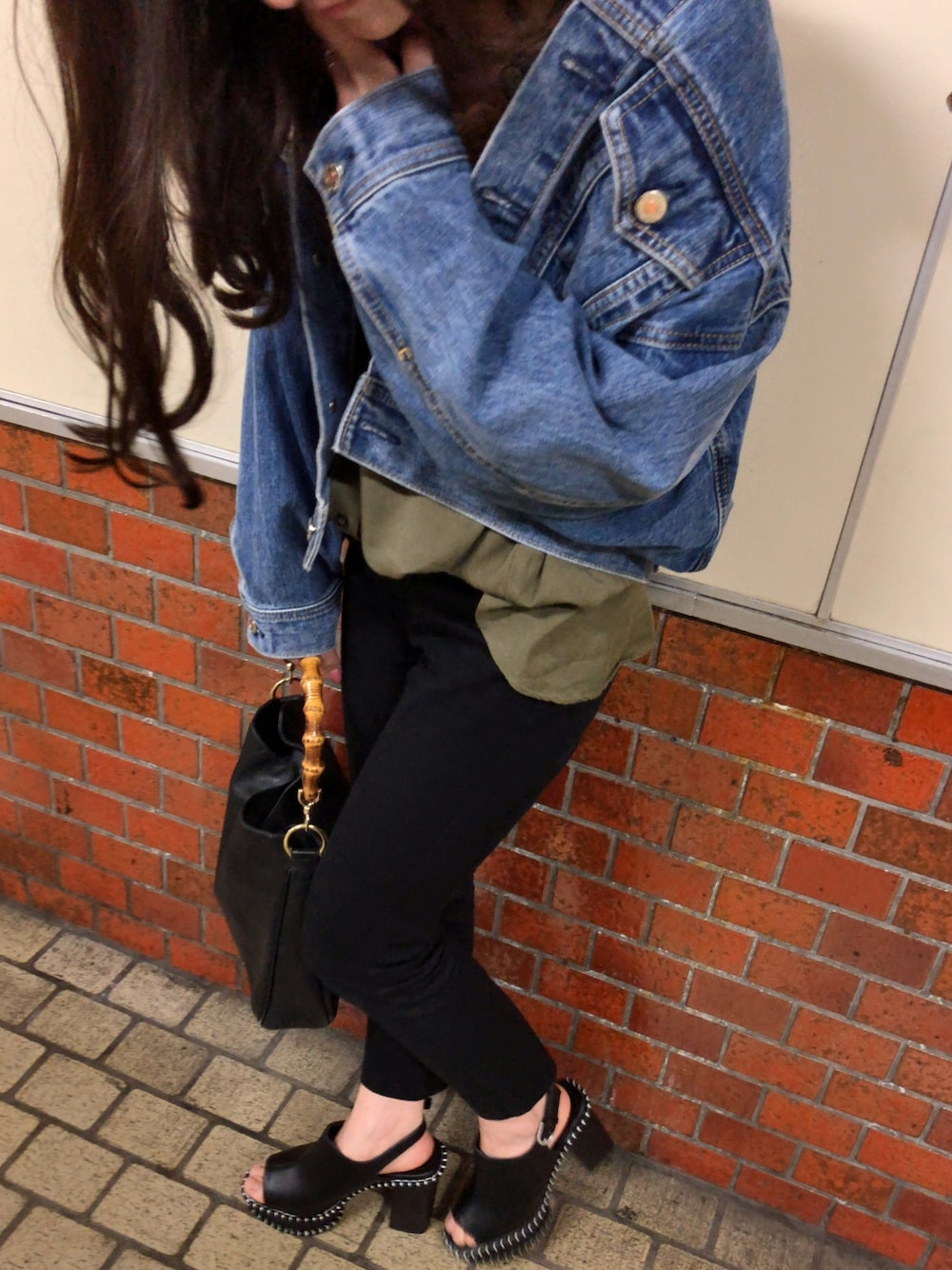 「SLYのアイテム（デニムジャケット、ブルー系）」を使った、詩音齋藤さん（レディース・149cm）の夏コーディネートの1枚目の写真