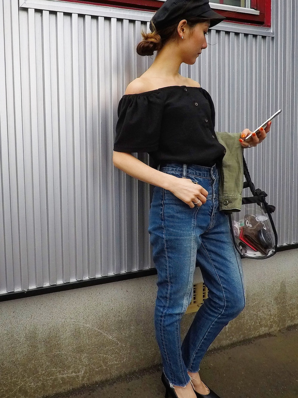 「MOUSSYのSQUARE NECK TOP（Tシャツ/カットソー、ブラック系）」を使った、詩音齋藤さん（レディース・149cm）の夏コーディネートの1枚目の写真