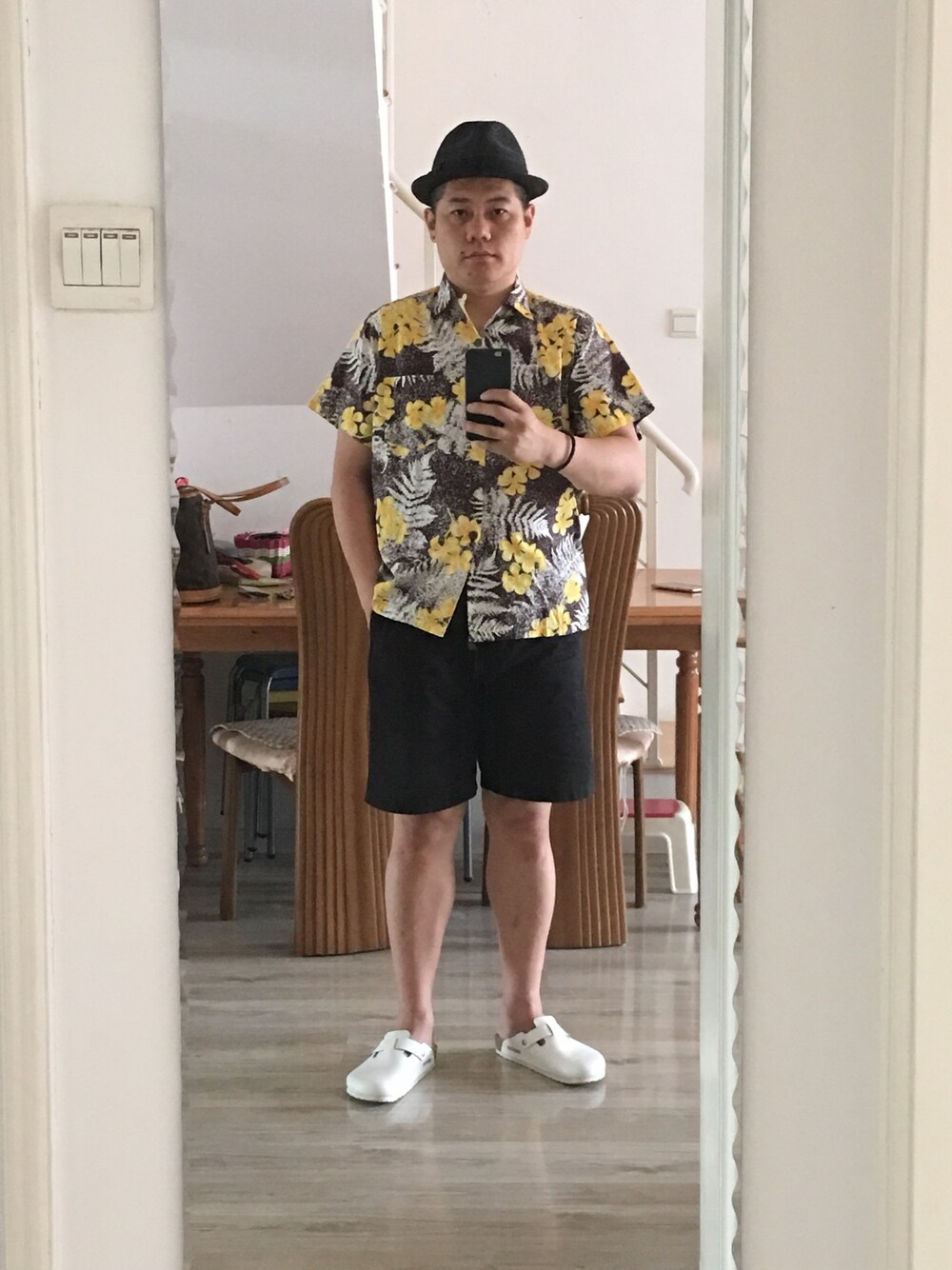 「Gramicciのアイテム（カーゴパンツ、ブラック系）」を使った、NF009さん（メンズ・181cm）の夏コーディネートの1枚目の写真