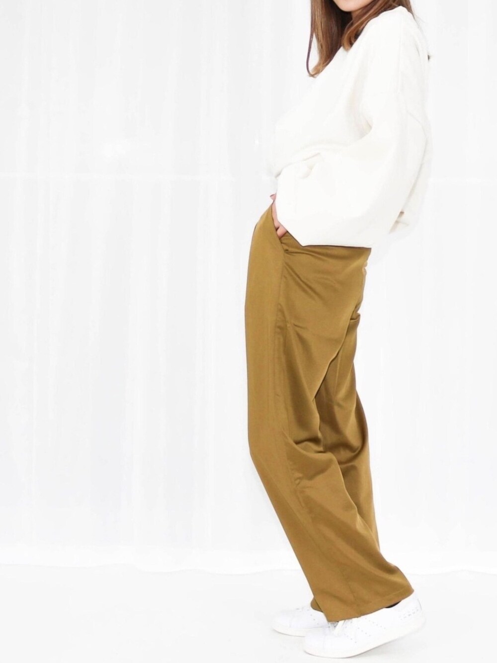 ホワイト系のスウェット、イエロー系のその他パンツを着用したレディースの冬コーディネートの1枚目の写真