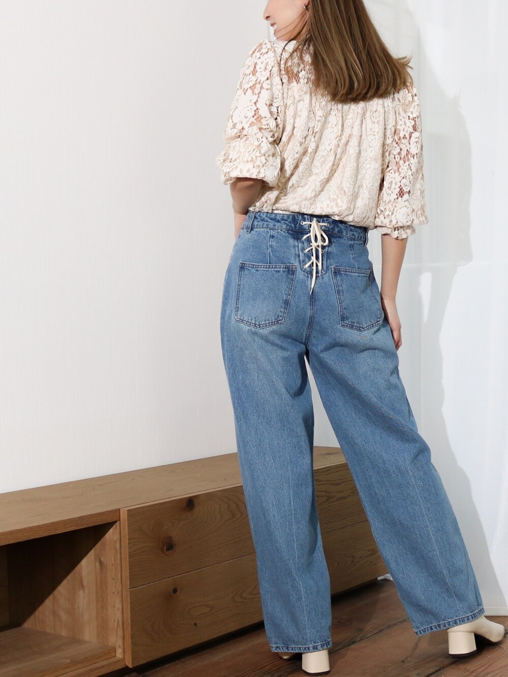 ブルー系のデニムパンツ、ホワイト系のシャツ/ブラウスを着用したレディースの春コーディネートの1枚目の写真