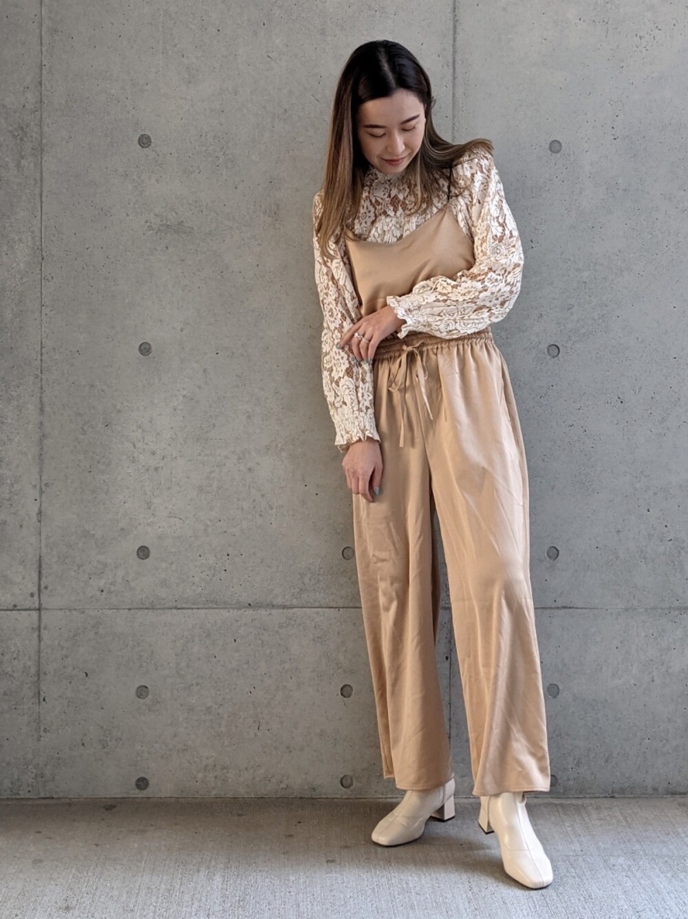 ベージュ系のサロペット/オーバーオール、ホワイト系のシャツ/ブラウスを着用したレディースの春コーディネートの1枚目の写真