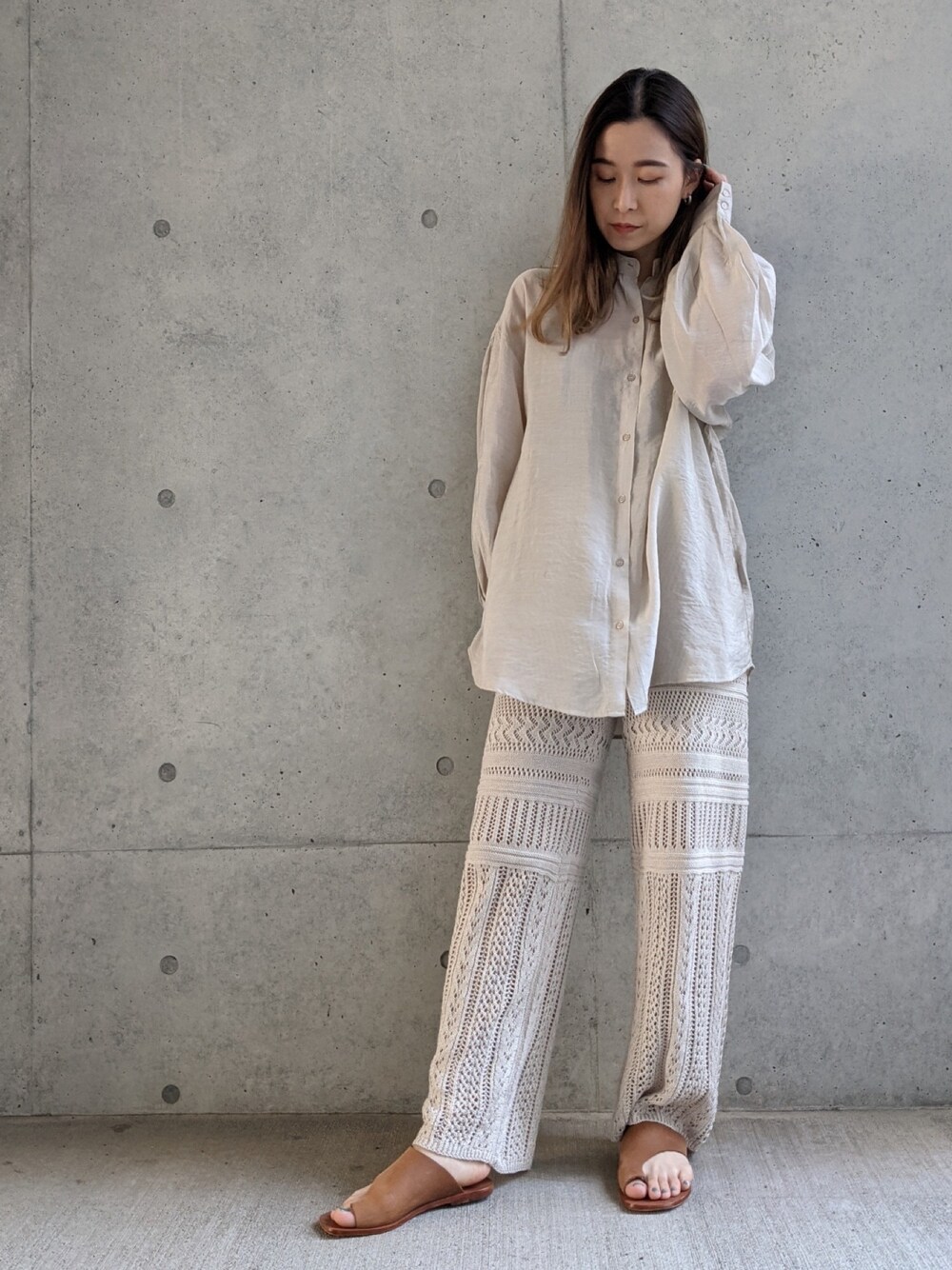 ベージュ系のシャツ/ブラウス、ベージュ系のその他パンツを着用したレディースの春コーディネートの1枚目の写真