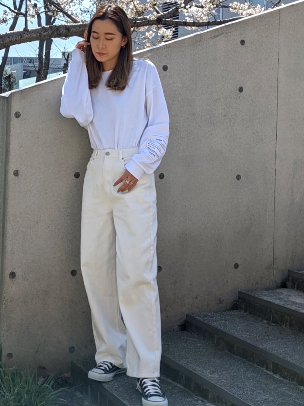 「パンツスタイル、オトナカジュアル、休日スタイル、今日のコーデ、カジュアル、お洒落さんとつながりたい、ootd、プチプラ、オトナ女子、ママコーデ」｜「Per sist enceのPer sist ence/パーシエンス　ロゴプリントロンTEE（Tシャツ/カットソー、ホワイト系）」を使った、Per sist enceさん（レディース・162cm）の春コーディネートの1枚目の写真