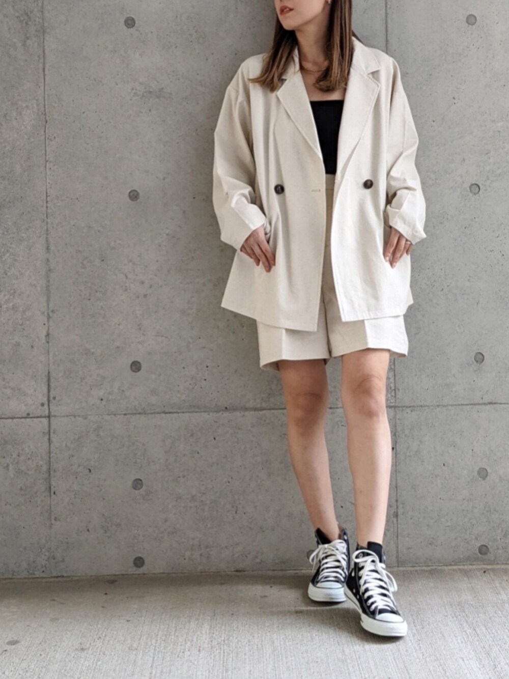 ベージュ系のその他パンツを着用したレディースの春コーディネートの1枚目の写真