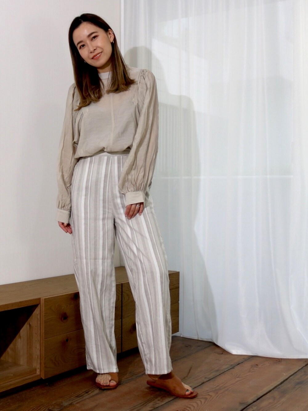 ベージュ系のシャツ/ブラウス、ベージュ系のその他パンツを着用したレディースの春コーディネートの1枚目の写真