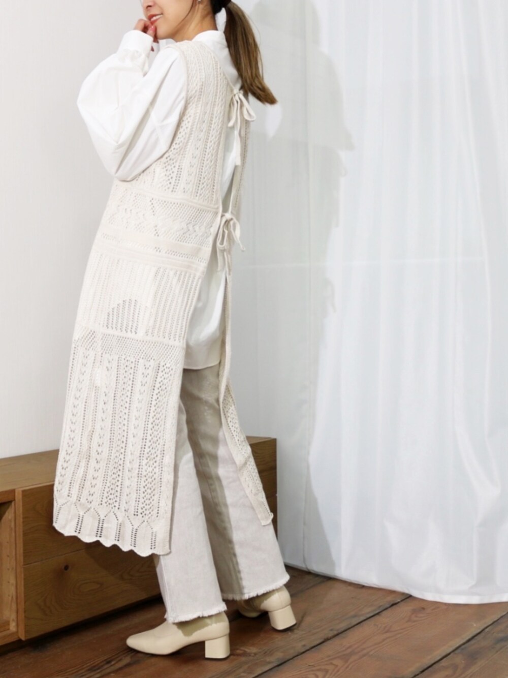 ホワイト系のワンピース/ドレス、ホワイト系のデニムパンツ、ホワイト系のトップスを着用したレディースの春コーディネートの1枚目の写真