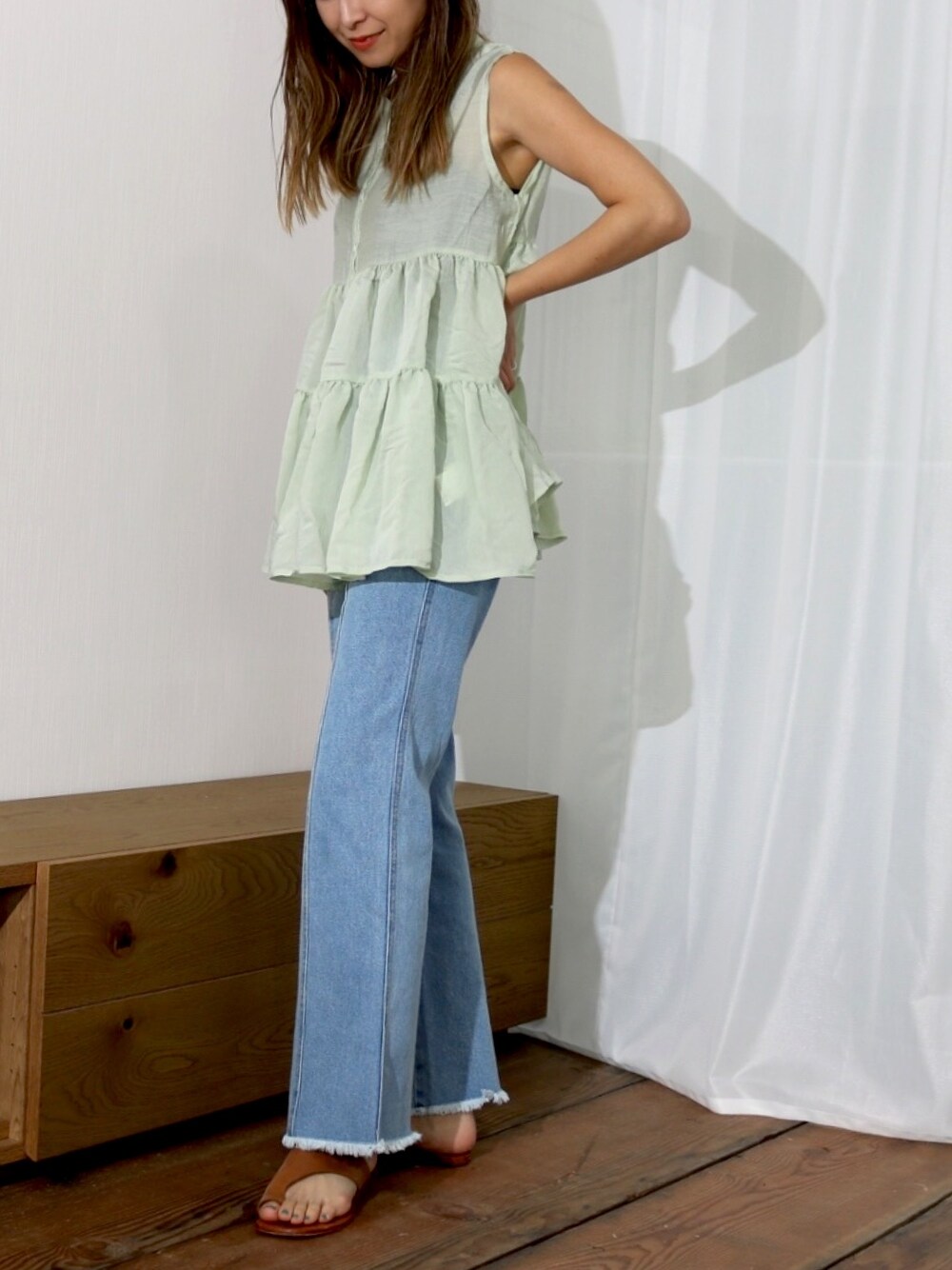 ベージュ系のシャツ/ブラウス、ブルー系のデニムパンツを着用したレディースの春コーディネートの1枚目の写真