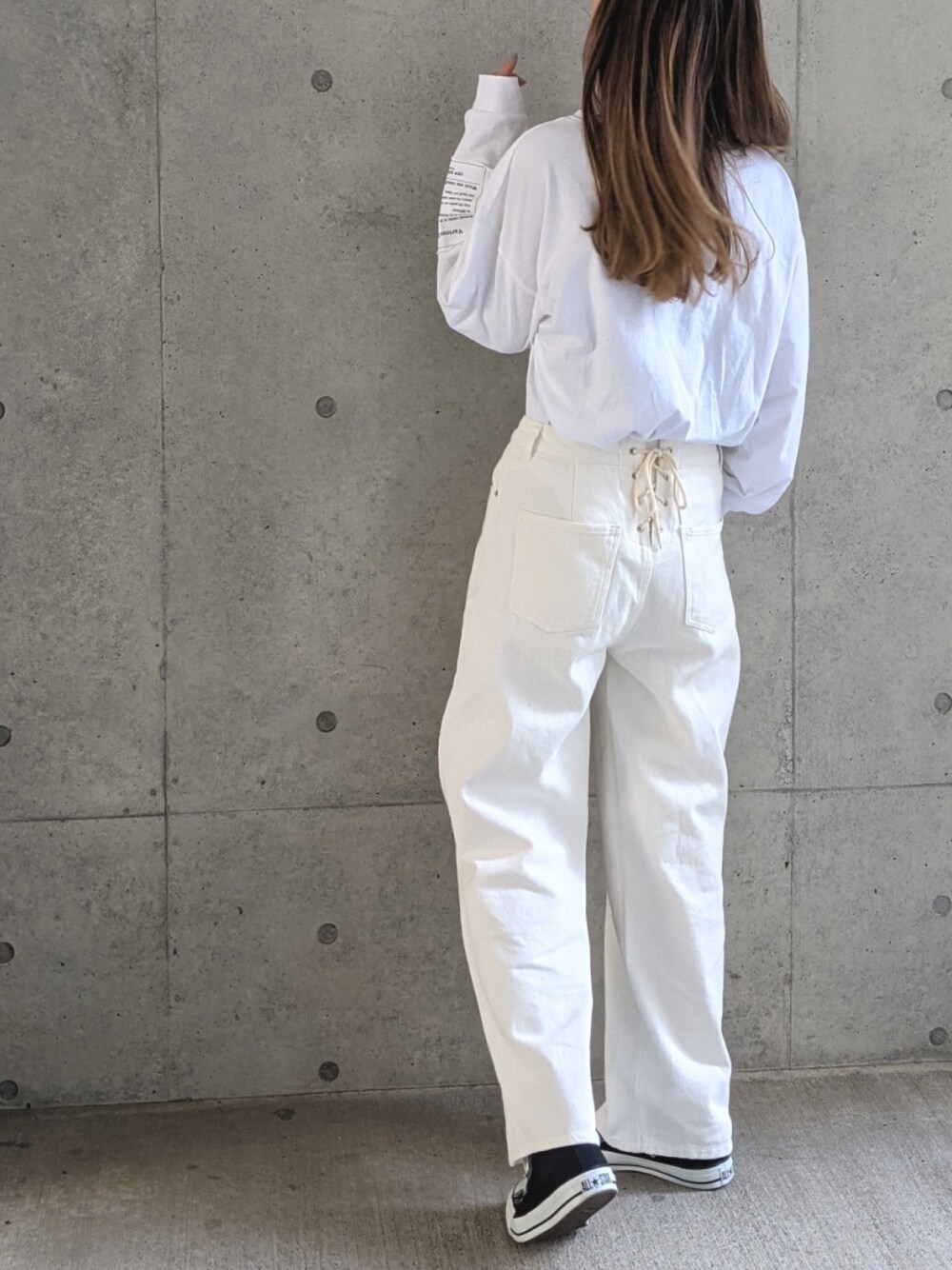 ホワイト系のTシャツ/カットソー、ホワイト系のデニムパンツを着用したレディースの春コーディネートの1枚目の写真